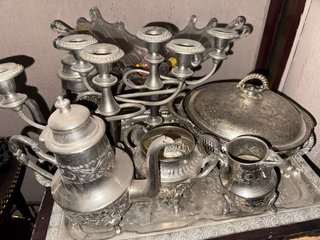 Mesa hindú antigua con juego de té y candelabros