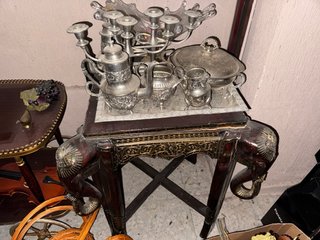 Mesa hindú antigua con juego de té y candelabros