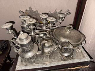 Mesa hindú antigua con juego de té y candelabros
