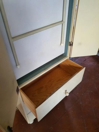 Mueble blanco con cajones y mesa plegable