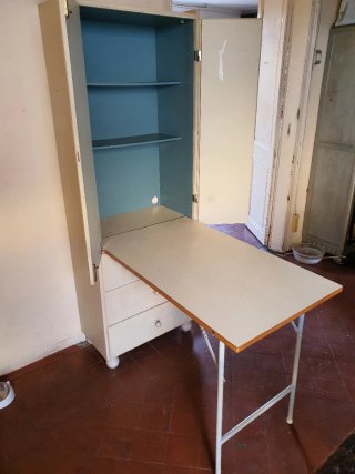 Mueble blanco con cajones y mesa plegable