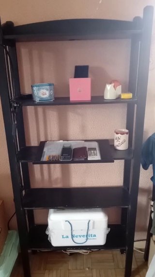 REGALO: 2 Estanterías negras de madera con banco.