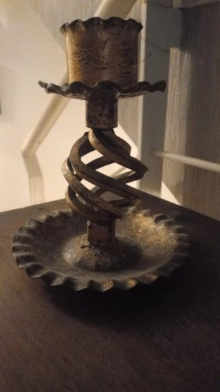 Candelabro antiguo metal dorado. Muy pesado.