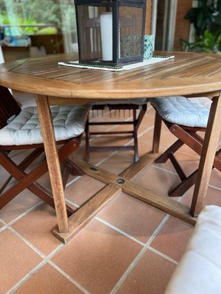 Mesa redonda acacia y 4 sillas plegables