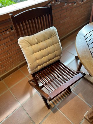 Mesa redonda acacia y 4 sillas plegables