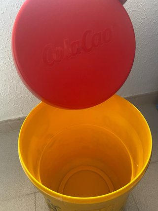 Taburete y baúl Cola Cao