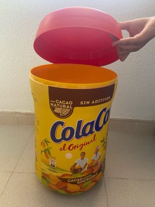 Taburete y baúl Cola Cao