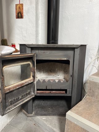 Chimenea de esquina negra y gris