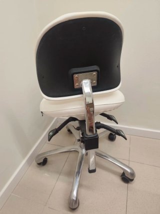 Silla profesional de estética con ruedas