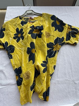 Blusa camisa de lino estampada floral amarilla