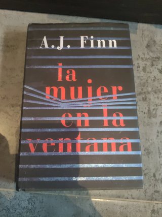 La mujer en la ventana