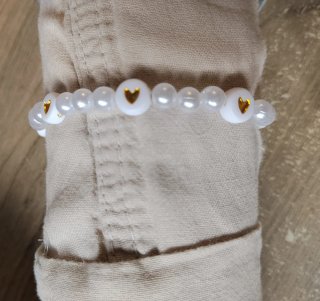 Pulsera de perlas y corazones dorados hecha a mano