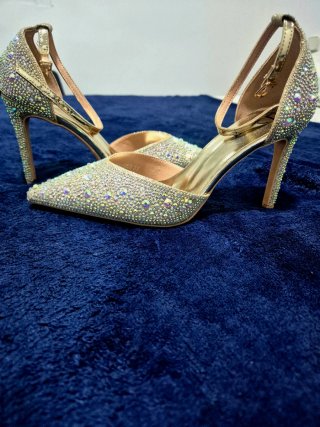 Zapatos de tacón dorados con pedrería