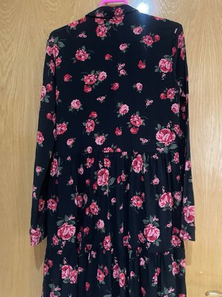 Vestido Stradivarius floral negro y rosa