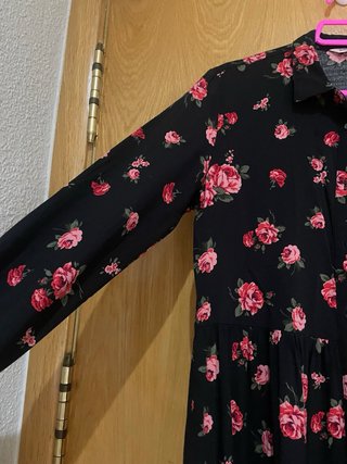Vestido Stradivarius floral negro y rosa