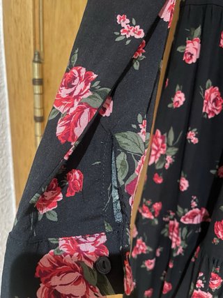 Vestido Stradivarius floral negro y rosa