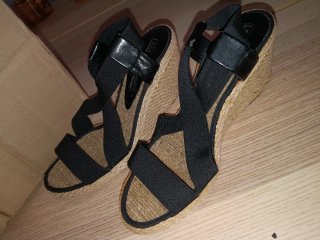 Sandalias negras de tiras elásticas