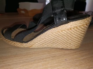 Sandalias negras de tiras elásticas