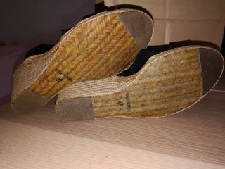 Sandalias negras de tiras elásticas