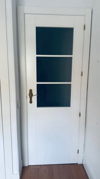 Puerta abatible lacada blanca con cristal