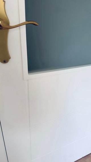 Puerta abatible lacada blanca con cristal