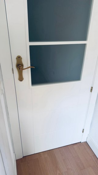 Puerta abatible lacada blanca con cristal