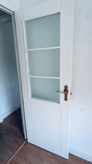 Puerta abatible lacada blanca con cristal