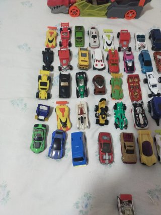 Lote Coches Hot Wheels y otro camión grande.