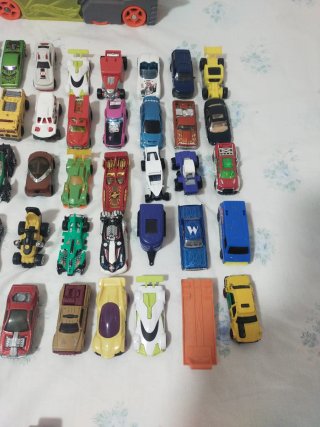 Lote Coches Hot Wheels y otro camión grande.