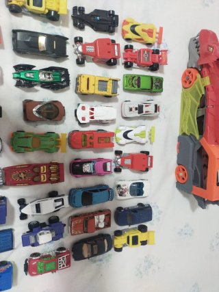 Lote Coches Hot Wheels y otro camión grande.