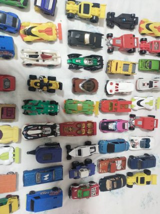 Lote Coches Hot Wheels y otro camión grande.