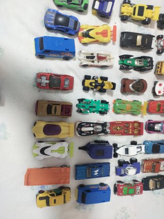Lote Coches Hot Wheels y otro camión grande.