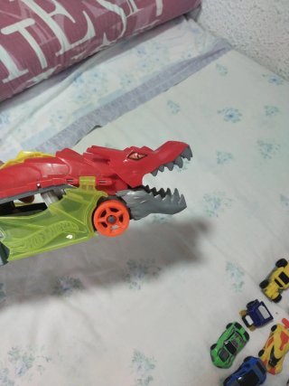 Lote Coches Hot Wheels y otro camión grande.