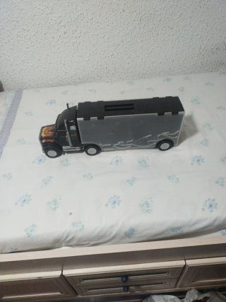 Lote Coches Hot Wheels y otro camión grande.