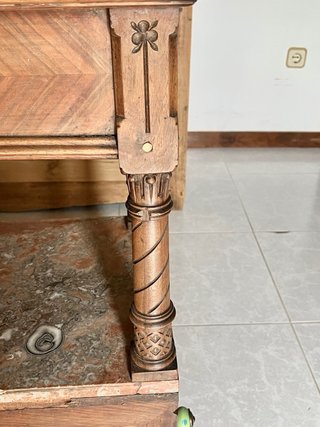 Mesita de noche modernista restaurada