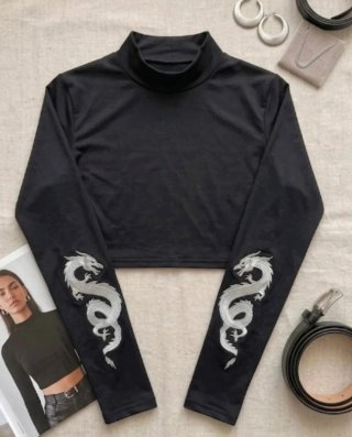 Camisa corta negra con dragones plateados