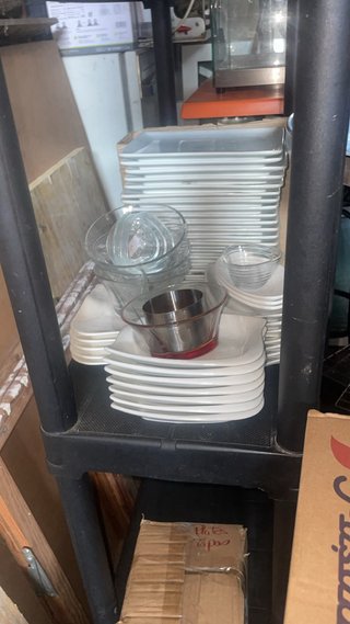 Set di stoviglie per la ristorazione in metallo e plastica
