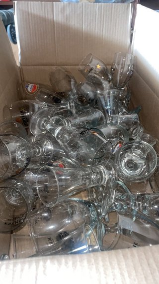 Set di stoviglie per la ristorazione in metallo e plastica
