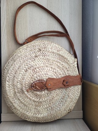 Bolso redondo de mimbre con detalles en cuero