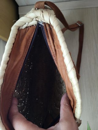 Bolso redondo de mimbre con detalles en cuero