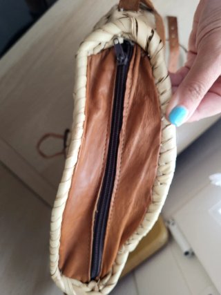 Bolso redondo de mimbre con detalles en cuero