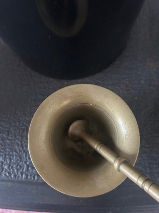 Mortero antiguo de bronce con figuras