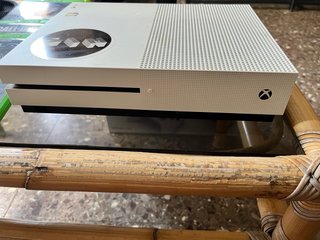 Xbox One S 500GB + 3 Mandos + mas