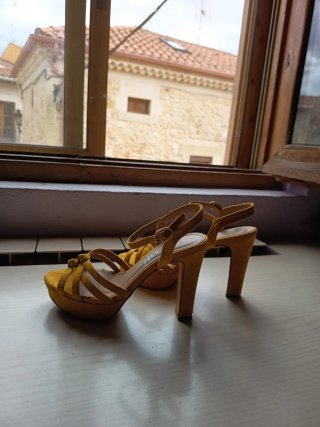 Zapatos de tacón MARYPAZ amarillos talla 36