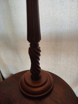 Lámpara de mesa vintage madera tallada