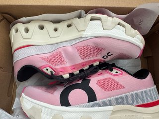 Zapatillas ON Running rosas y rojas