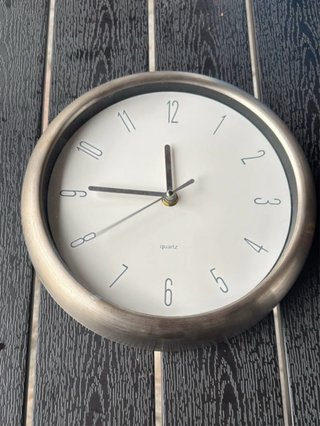 Reloj de pared plateado