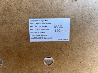 Cuna de bebé muy bonita de madera. Muy agradable.