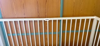 Cuna de bebé muy bonita de madera. Muy agradable.