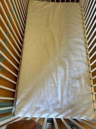 Cuna de bebé muy bonita de madera. Muy agradable.